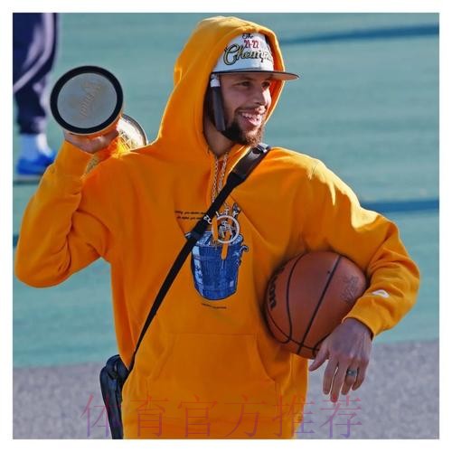 哥俩商量好了？布克与库里今日穿着同款黑橙色衬衫步入球馆